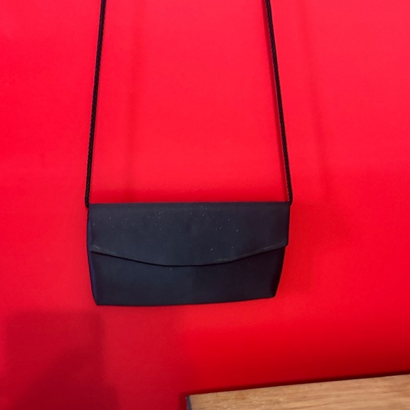 La Regale Elegant Black Wristlet - Picture 3 of 9